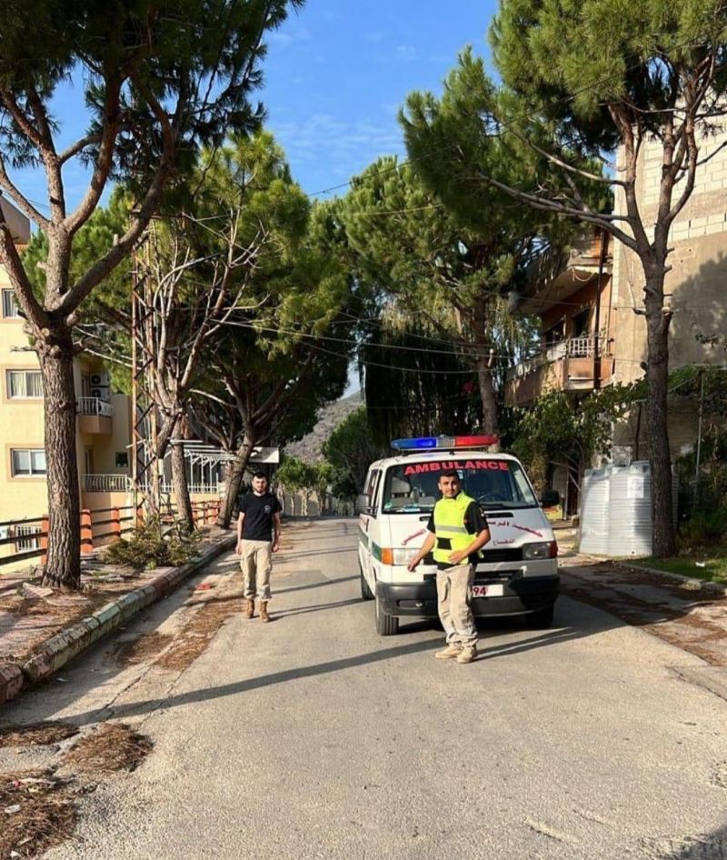 En image : des secouristes bloquent la route menant à un des deux bâtiments menacé d'une attaque israélienne, à Jbaa