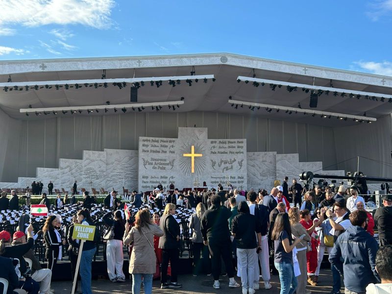 Les fidèles commencent à affluer en prévision de la messe à Beyrouth