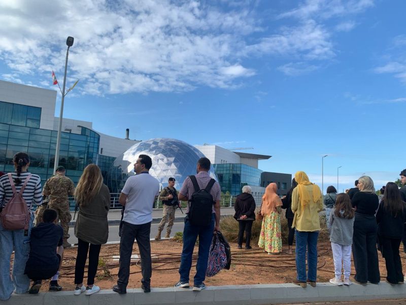 Sur la route de l'aéroport, une mère espère que la visite papale « aidera a la protection du Liban »