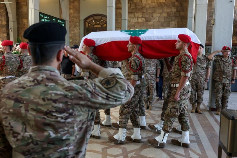 En photo : les funérailles du général de brigade Wissam Sabra tué samedi par Israël