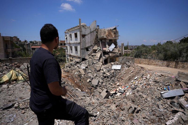 En image : un homme observe le site d’une frappe israélienne à Kfar Sir (caza de Nabatiyé) 